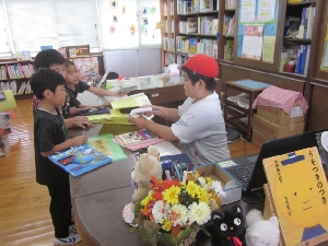 雨の日も図書室で楽しく過ごしています