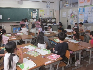 お話を楽しみながら、音読発表！（１年生）
