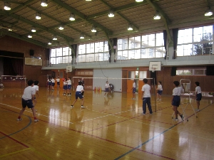 優勝目指して、いざ勝負！白熱のソフトバレーボール（６年生）