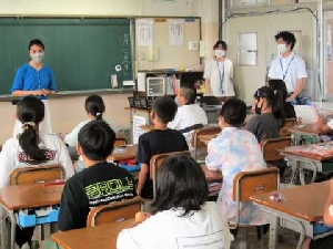 ７月７日（木）中学校の先生が来ました！