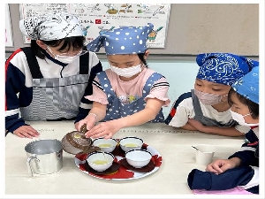 ５／２　５年生家庭科「お茶をいれてみよう」