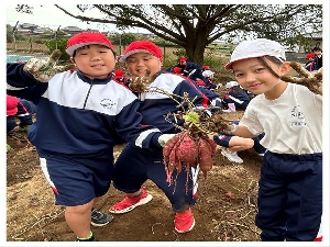 10/24　　1・2・3年芋ほり