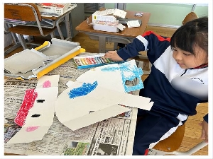 12/19    　１年図工「箱を開いてみれば」