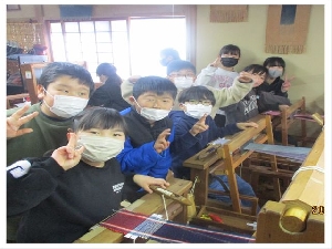 2/3    4年校外学習「結城紬・藍染め体験」