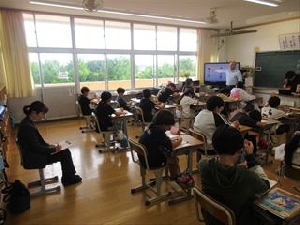 ５/７　６年生　外国人の先生　外国語（英語）授業参観