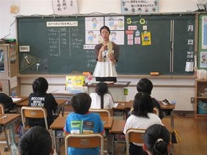 7/6　４年生　おやつの食べ方についての授業