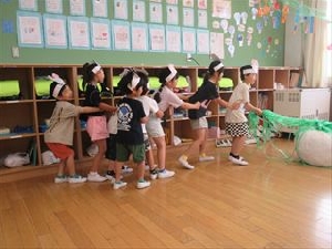 7/10　1年生　国語の学習（音読劇「おおきなかぶ」）