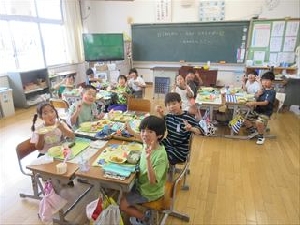 7/15　２年生　生活科の学習・スイカ収穫＆試食＆給食提供