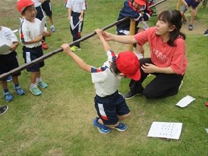１０/１４　１・２年生　体育授業（鉄棒）