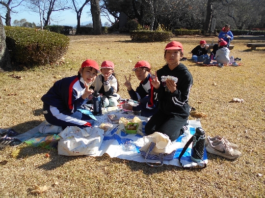 近くの城跡公園でお弁当を食べました