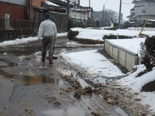 教頭先生は子供たちが通る道も