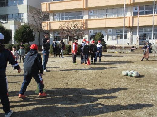 相手のボールを取り合います