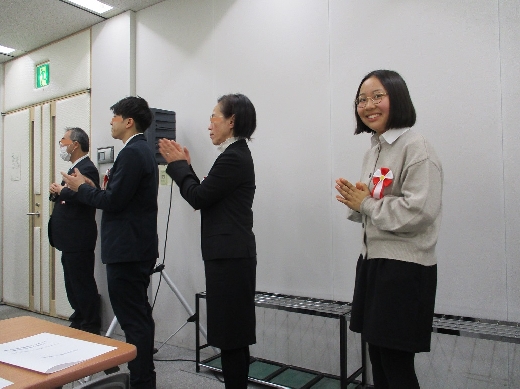 優秀学校賞は代表で６年生に受け取ってもらいました