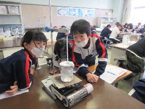 2/27　４年生理科「水を熱すると何℃まで上がるかな」