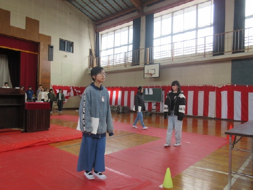 ＜退場＞全員、向かって右側を通って退場します　