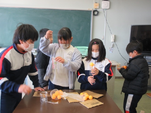 空気の力を活用して、ピンポン玉を飛ばします