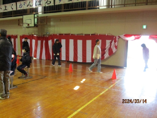 卒業生の入退場は体育館後ろから