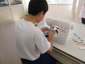 【６年生】一針一針ていねいに～家庭科・トートバッグづくり～