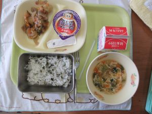 今日の給食に「ガリガリ君」登場！～２年生が見つけたパッケージの秘密～