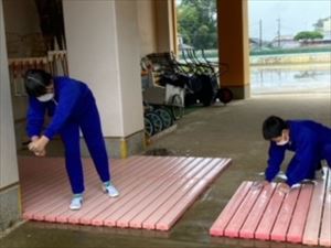 雨の朝　6年生の思いやり