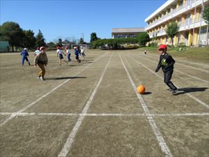 天高く　休み時間の校庭