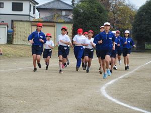 走ろう大会　５、６年生　友達の励まし