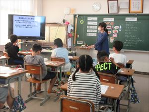 ６年生　栄養教諭による食の指導　　１０月３０日