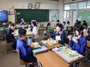 0411_給食の様子（４～６年生）