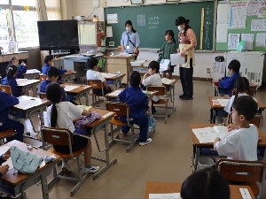 0421_清潔検査の様子（１年生）