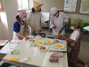 0529_調理実習を行いました（６年生）