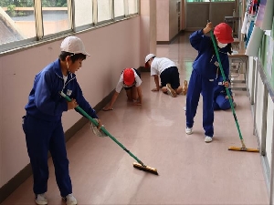 0530_清掃と昼休みの様子です