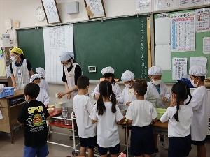 0903_給食準備の様子です