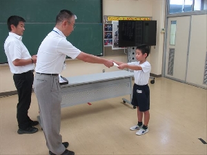 0909_第２学期学級委員の任命式を行いました