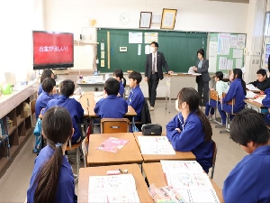 1204_体験学習プログラム「チャレンジ！おかしの株式会社」を行いました（６年生）