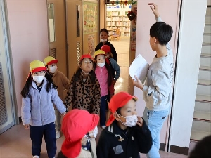 1216_小山保育園の園児の皆さんと交流活動を行いました（５年生）