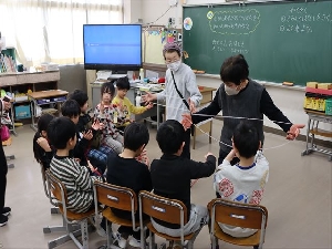 0120_昔遊びを体験しました（１年生）