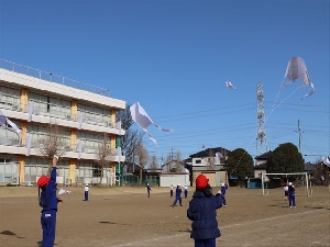 0126_凧あげを行いました（１年生）