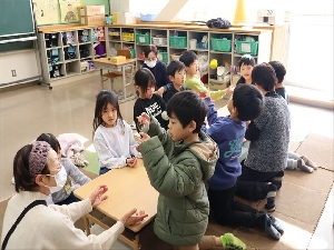 0127_昔遊びを体験しました（１年生）