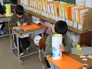 0310_図画工作の授業の様子です（２年生）