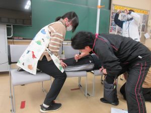 全教職員でエピペン研修を行いました