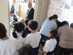【１・２年生】仲良く学校探検！校内には驚きがいっぱい