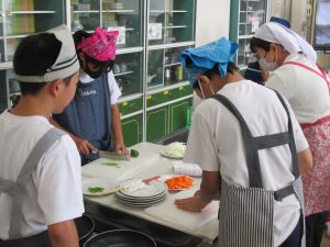 【６年生】五感を働かせ、チームワークで挑んだ調理実習〔野菜炒め・スクランブルエッグ〕！