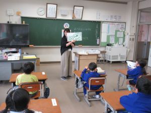 【１年生】夢中になって聞いています！学校図書館協力員さんによる読み聞かせ