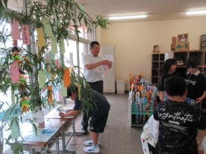 みんなの願いが天まで届きますように！昇降口に大きな七夕飾りが登場