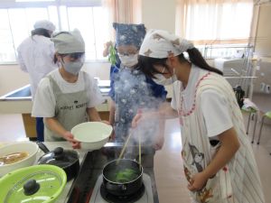 【５年生】家庭科で包丁と火を使って料理！〜「ゆでる」調理に挑戦〜