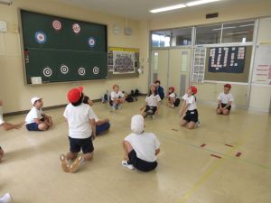 【４・５年生】多目的室で工夫を凝らした体育！～風船バレーに挑戦～
