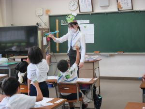 【１年生】カラーテスターでチェック！教育実習生と一緒に歯磨きのコツを学びました