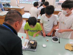 【クラブ活動】理科室から甘い香りが…♪ 科学・パソコンクラブの様子