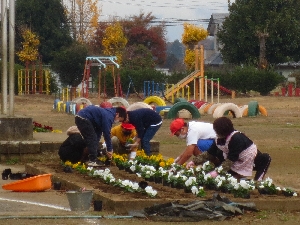 「き・あ・い」を入れた学校！　花の苗植え