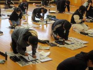 学びを育てる　校内書き初め会